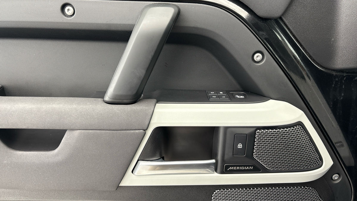 Land Rover Defender 110 Image 19
