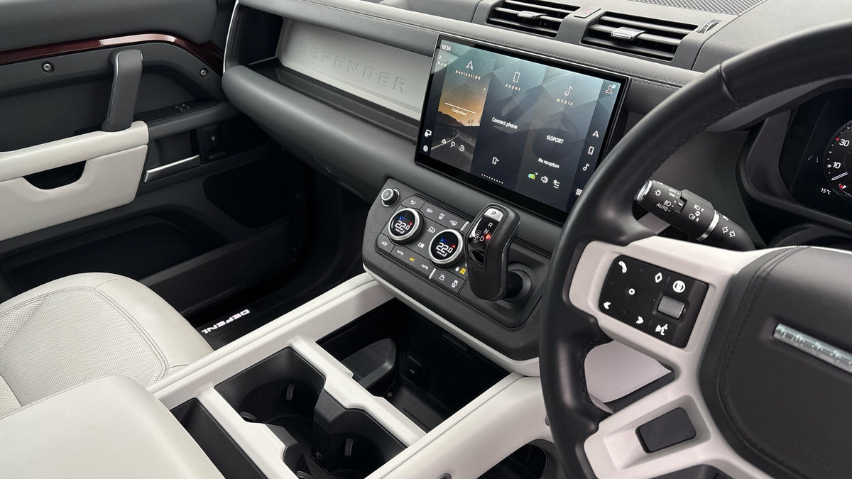 Land Rover Defender 130 Urban Image 18