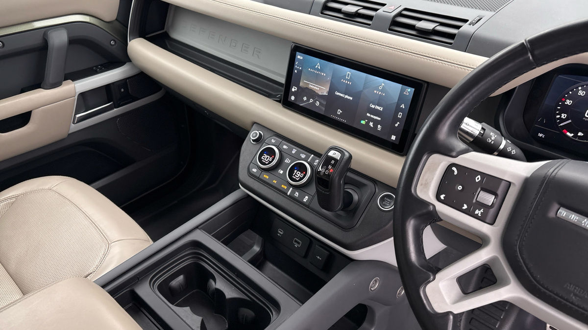 Land Rover Defender 90 Image 18