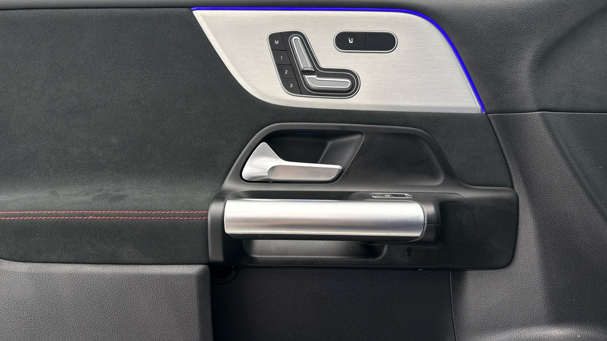 Mercedes-Benz GLA Image 24