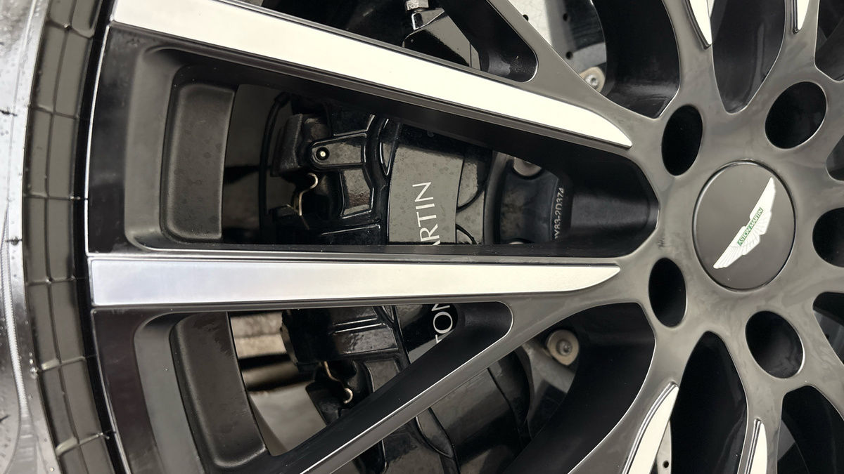Aston Martin DBX Image 28