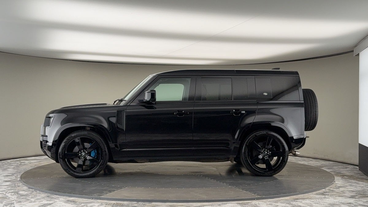Land Rover Defender 110 Image 15