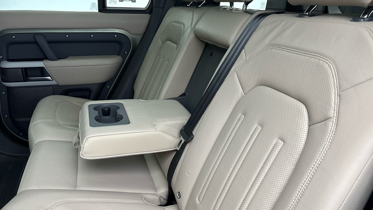 Land Rover Defender 110 Image 9