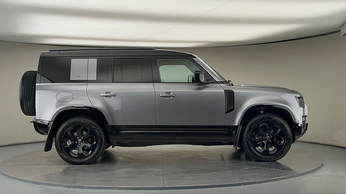 Land Rover Defender 110 Image 16