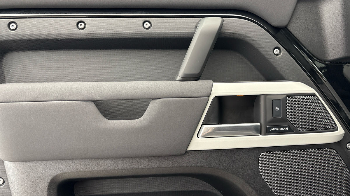 Land Rover Defender 110 Urban Image 19