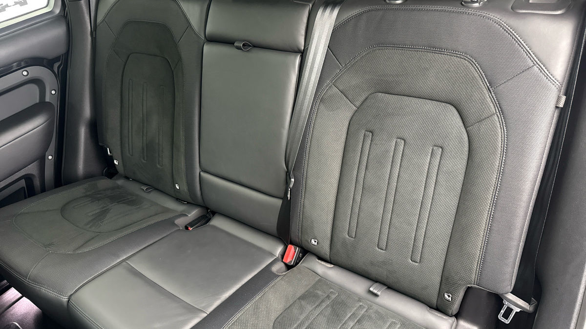 Land Rover Defender 110 Image 7