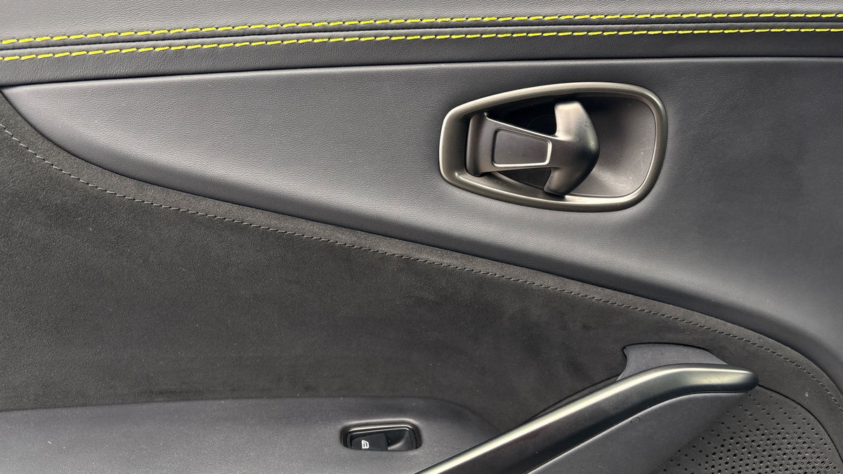 Aston Martin DBX Image 19