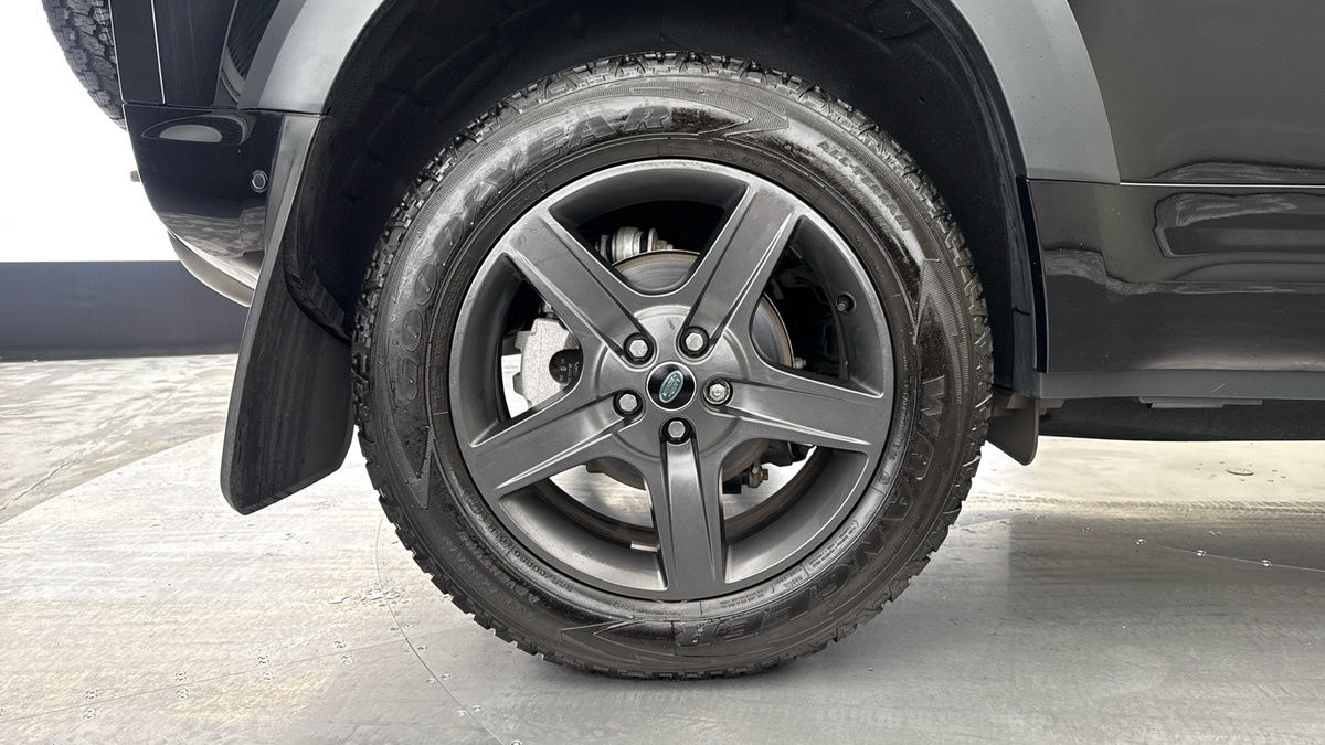 Land Rover Defender 110 Image 8