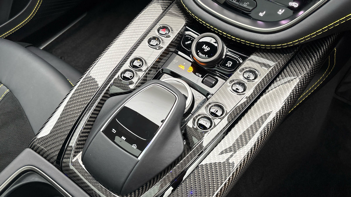 Aston Martin DBX Image 25