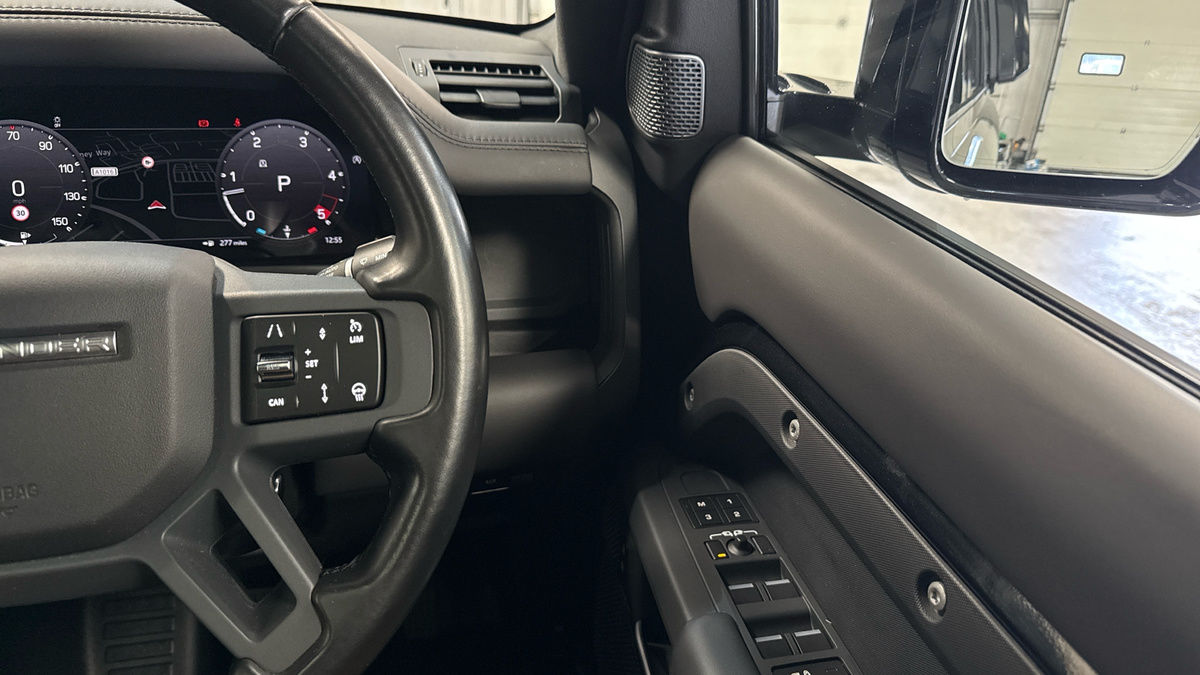 Land Rover Defender 110 Image 14