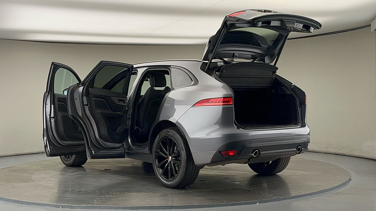 Jaguar F-PACE Image 23