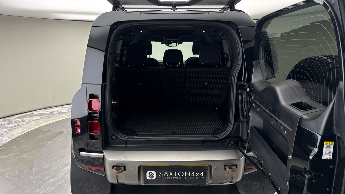 Land Rover Defender 110 Image 11