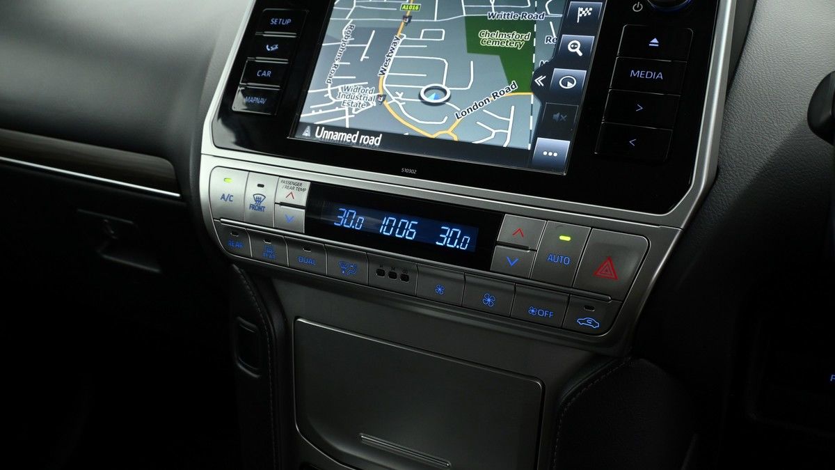 Toyota Land Cruiser Image 11