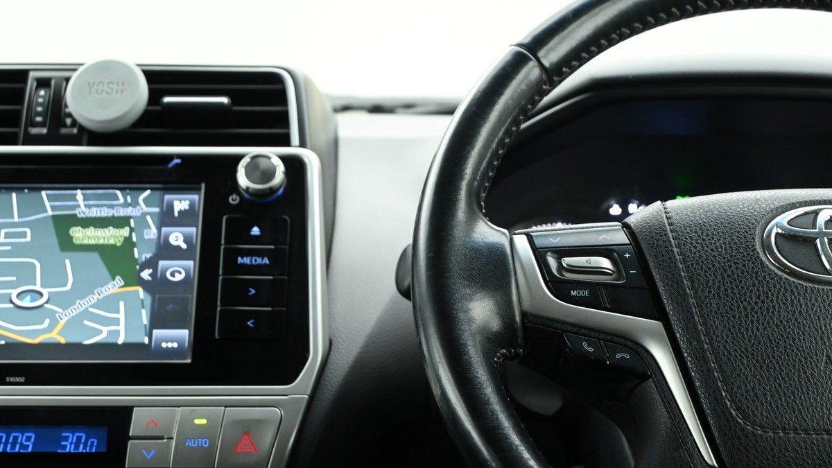 Toyota Land Cruiser Image 14