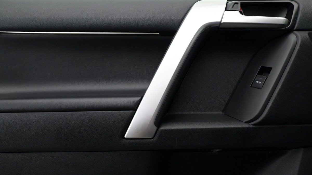 Toyota Land Cruiser Image 12