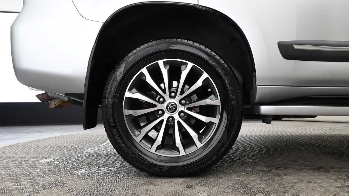 Toyota Land Cruiser Image 8