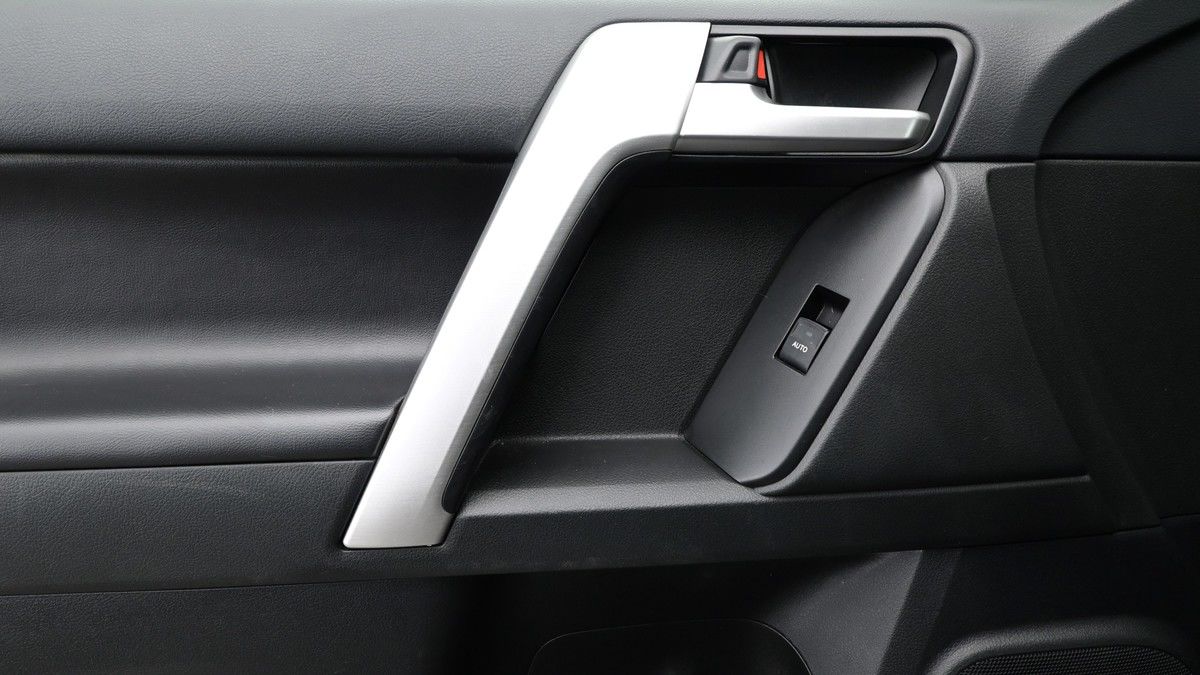 Toyota Land Cruiser Image 13