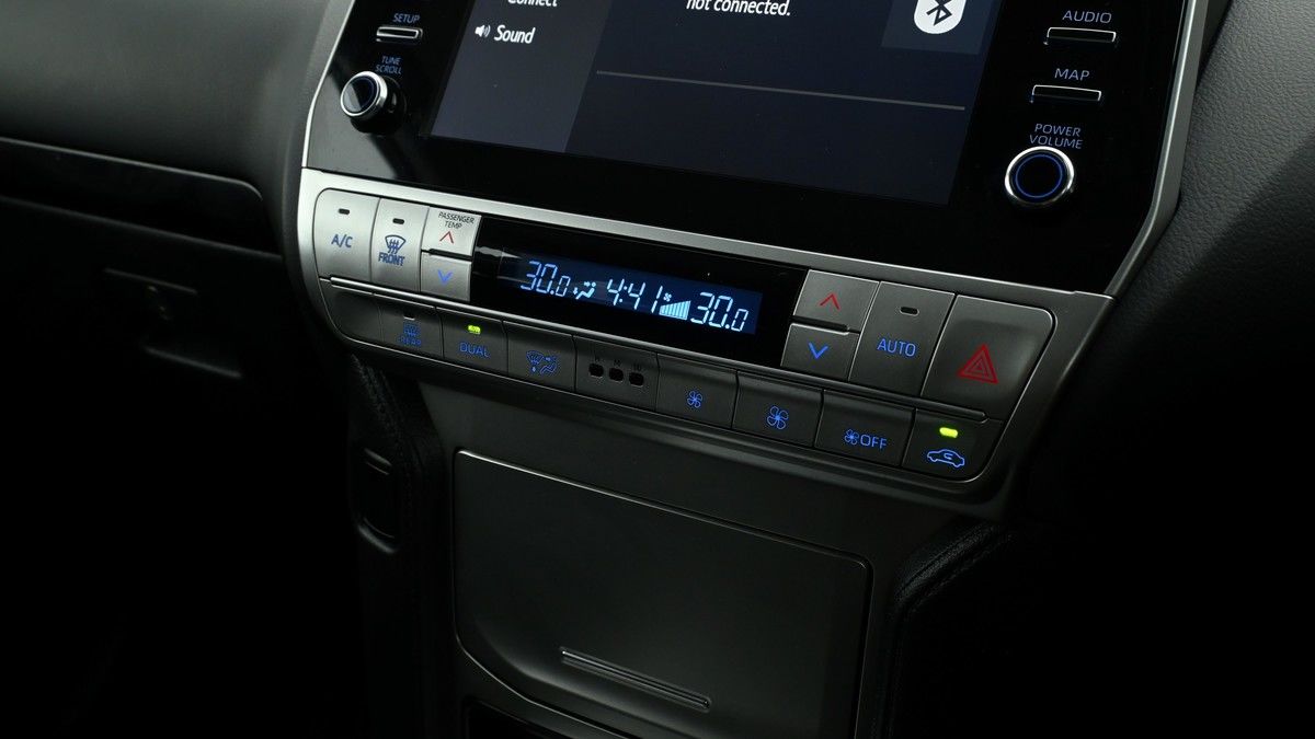 Toyota Land Cruiser Image 11