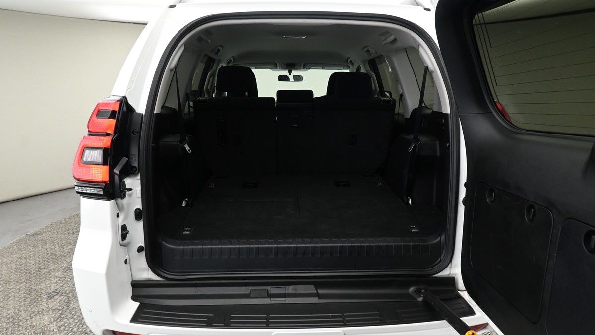 Toyota Land Cruiser Image 9