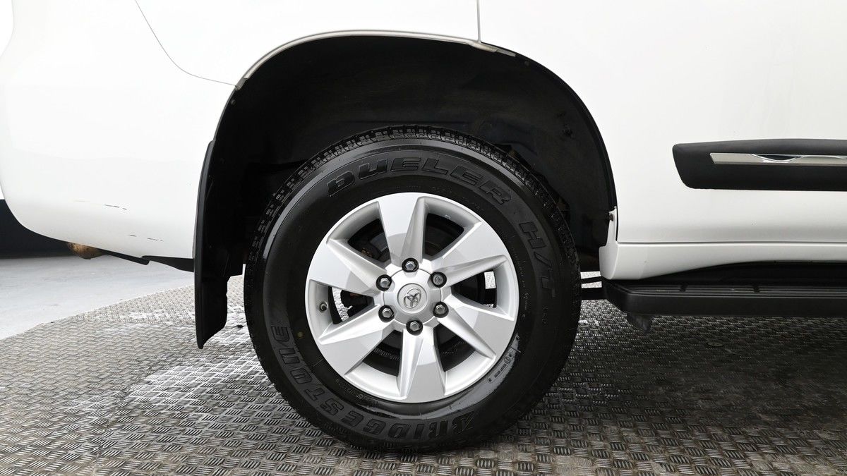 Toyota Land Cruiser Image 8