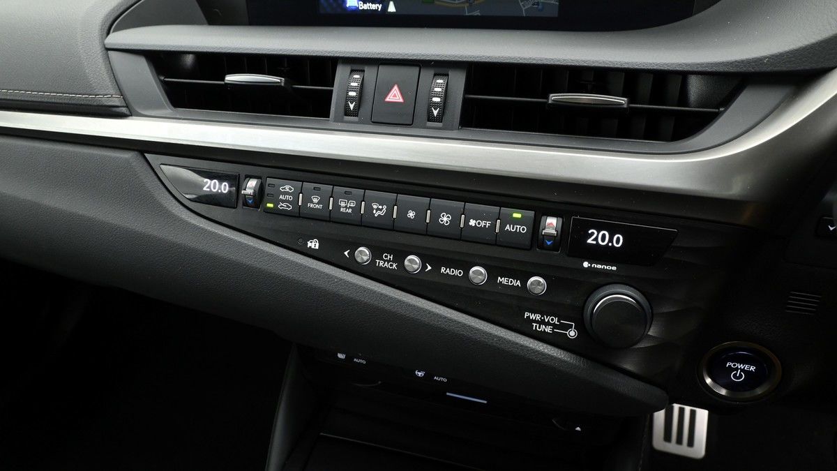 Lexus ES Image 12