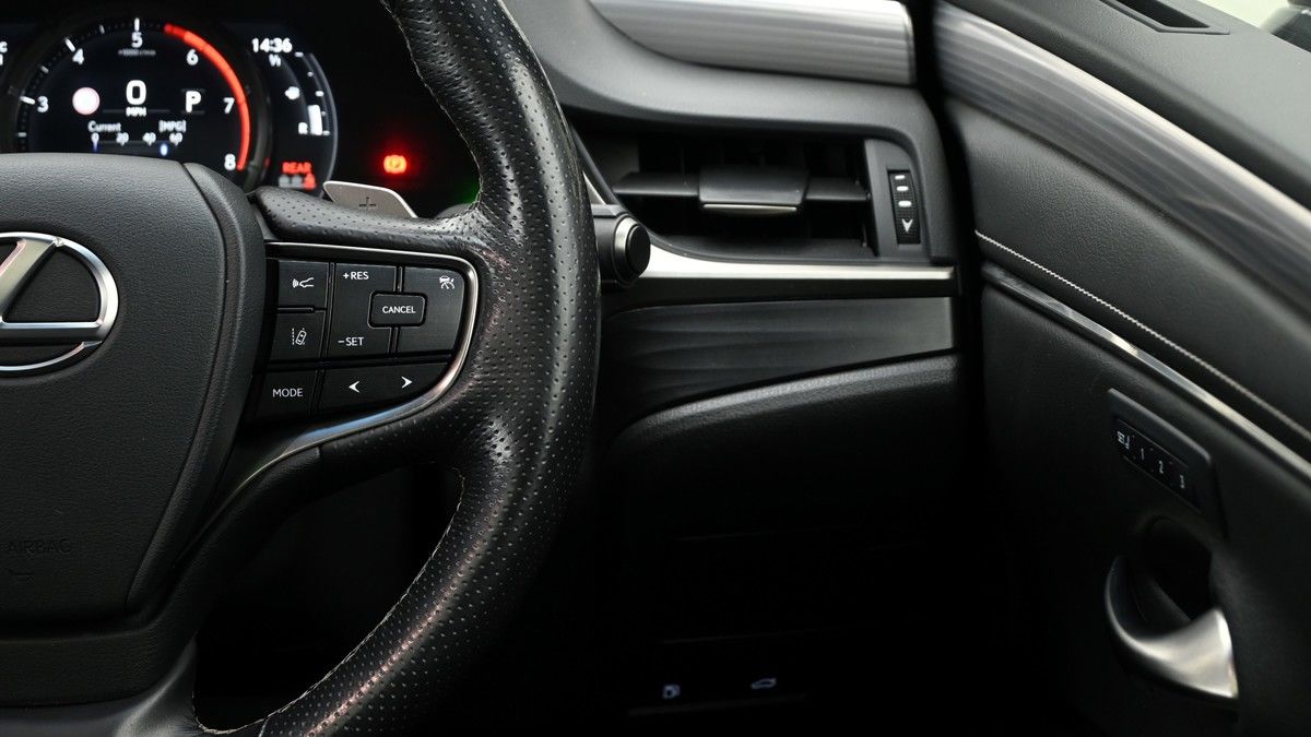 Lexus ES Image 16
