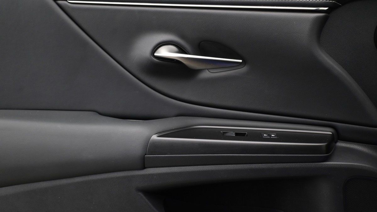 Lexus ES Image 13