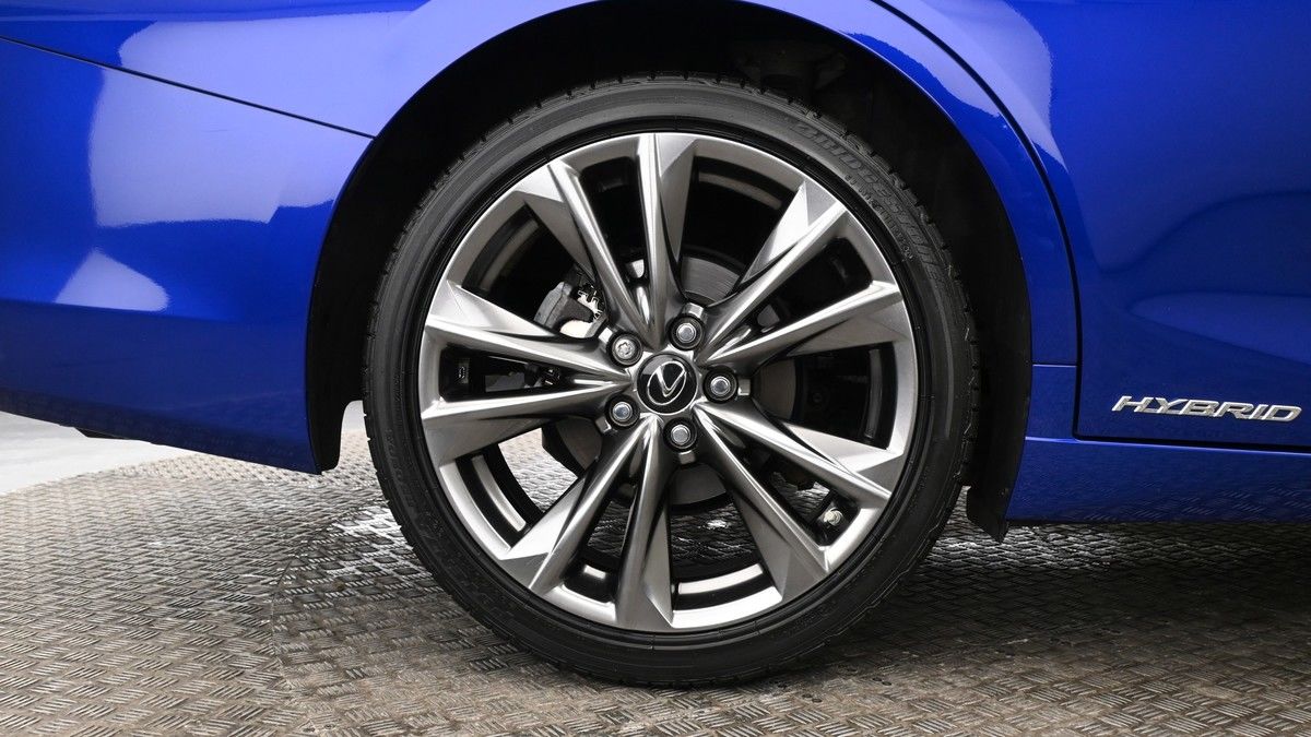 Lexus ES Image 9