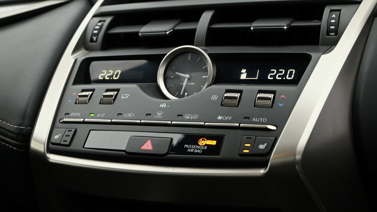 Lexus NX 300h Image 12