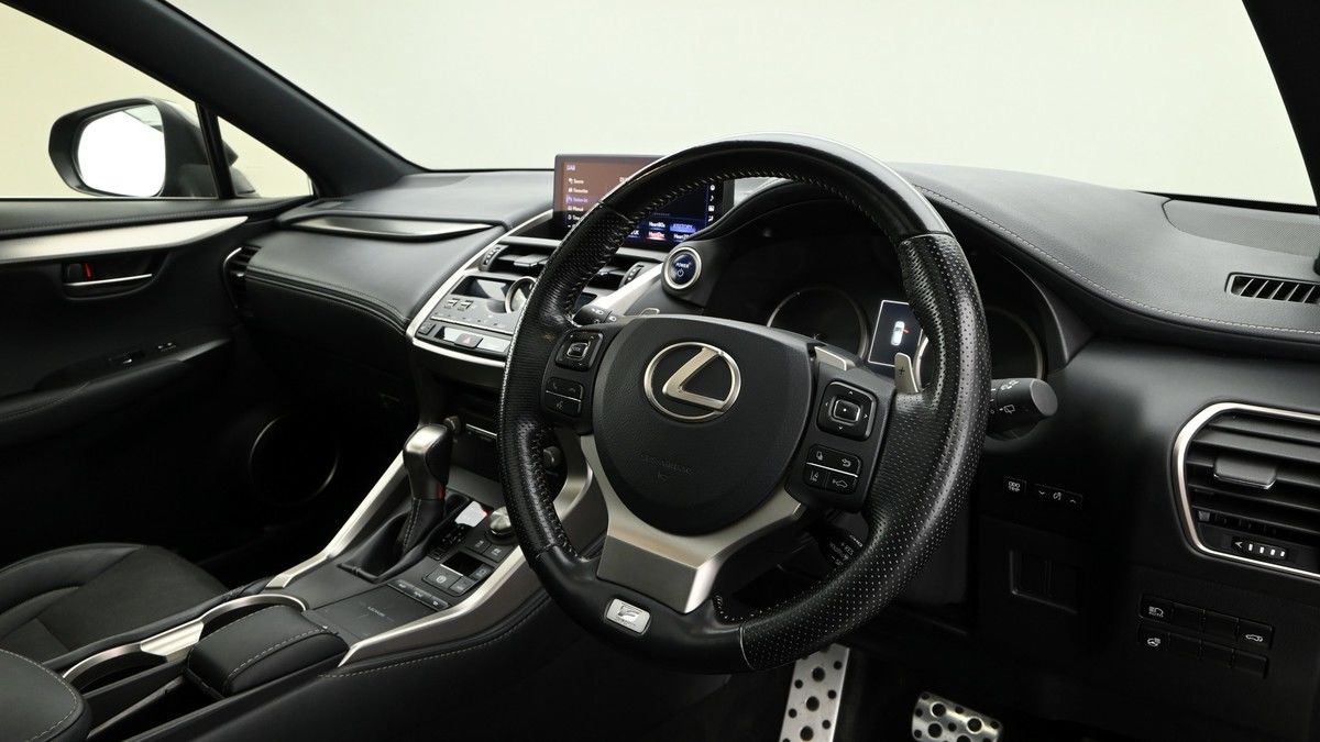 Lexus NX 300h Image 3