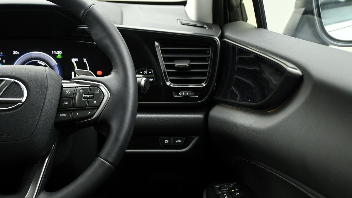 Lexus NX Image 16