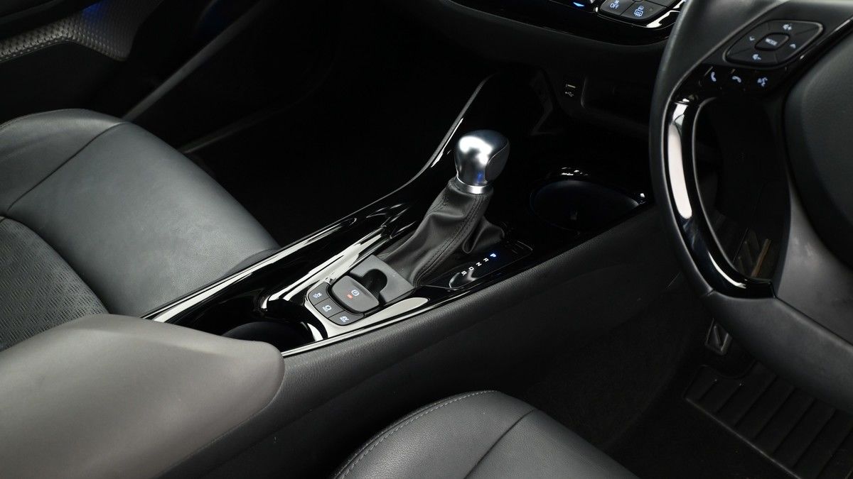 Toyota C-HR Image 2