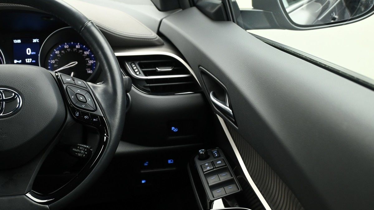 Toyota C-HR Image 16