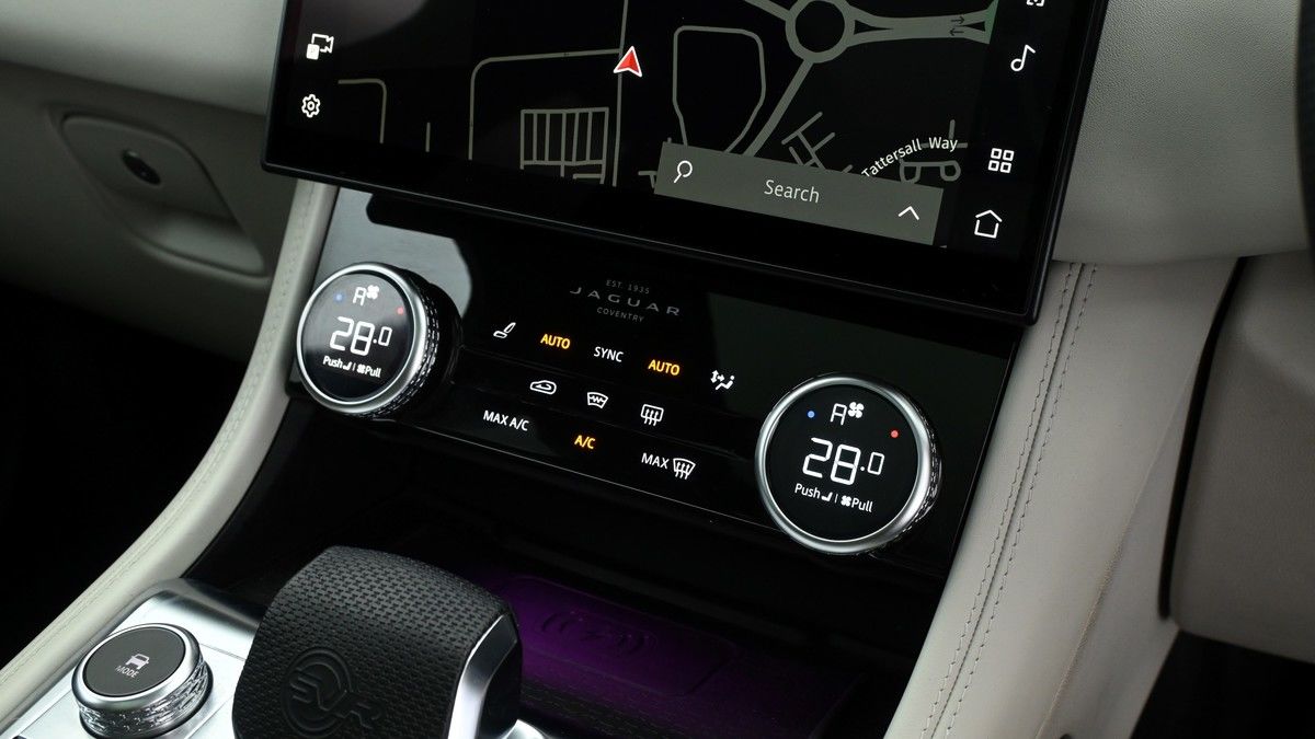 Jaguar F-PACE Image 12