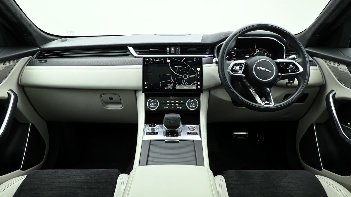 Jaguar F-PACE Image 14