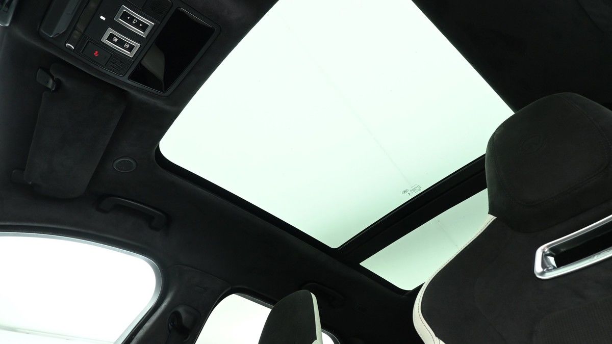 Jaguar F-PACE Image 2