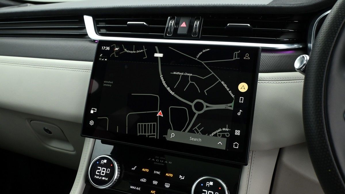 Jaguar F-PACE Image 11