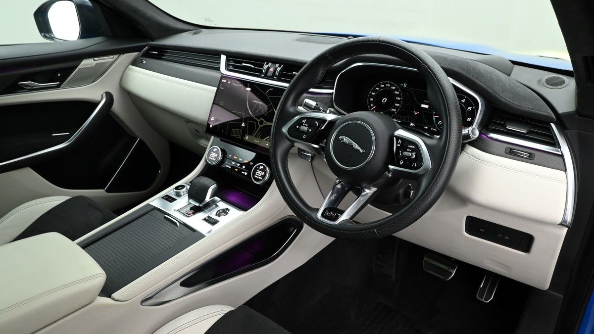 Jaguar F-PACE Image 3