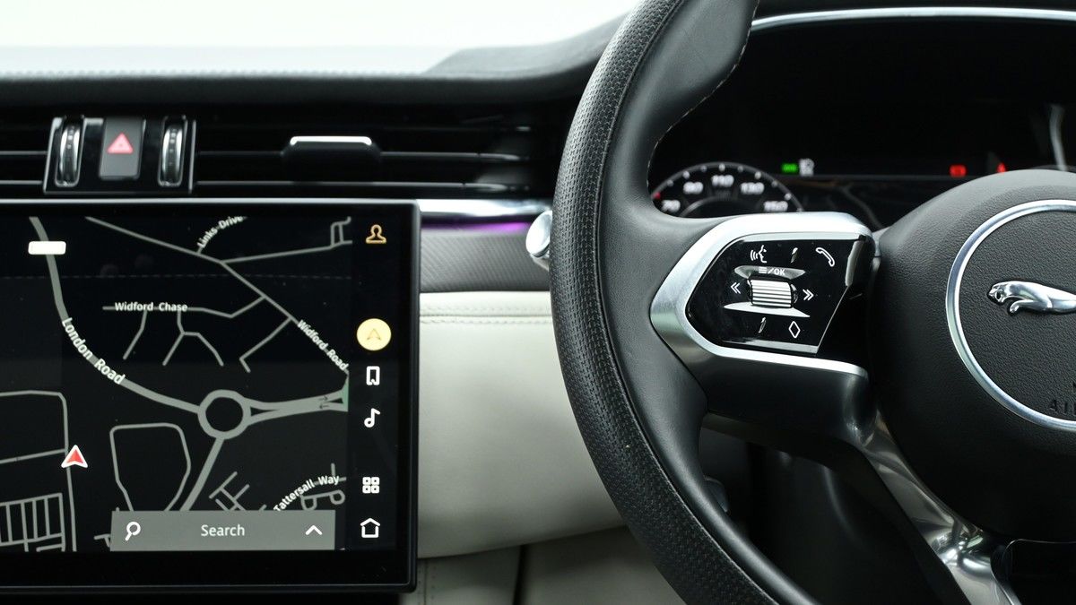 Jaguar F-PACE Image 15