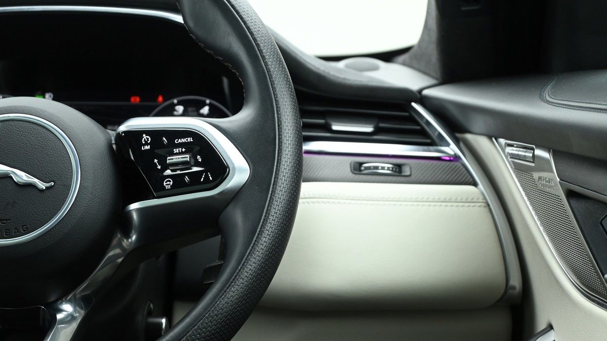 Jaguar F-PACE Image 16