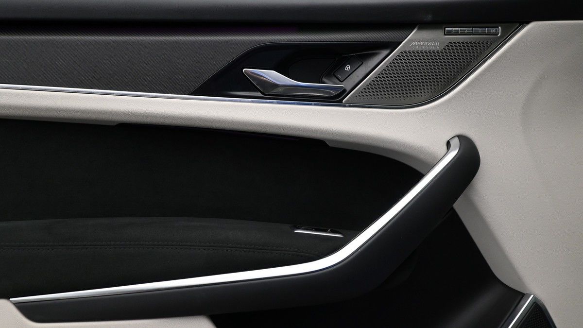 Jaguar F-PACE Image 13