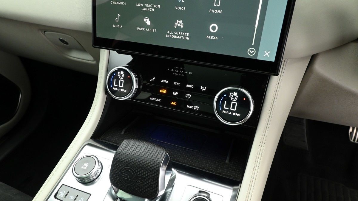 Jaguar F-PACE Image 12