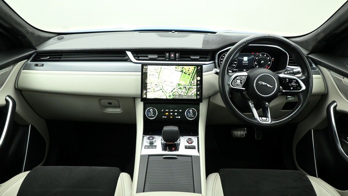 Jaguar F-PACE Image 14