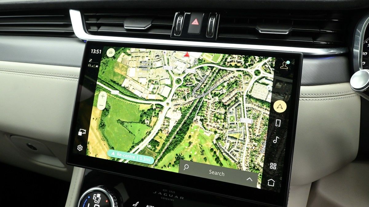 Jaguar F-PACE Image 11