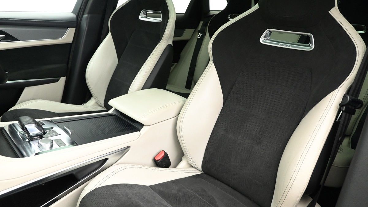 Jaguar F-PACE Image 4