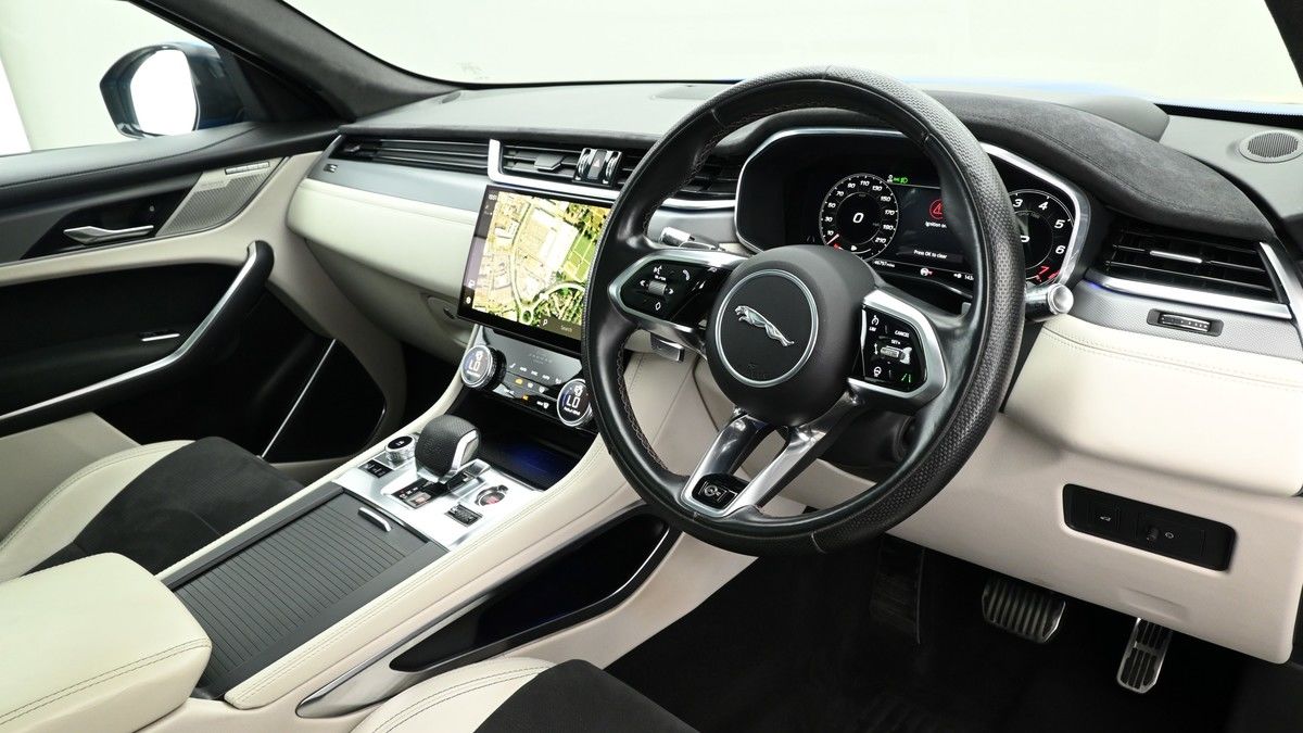 Jaguar F-PACE Image 3