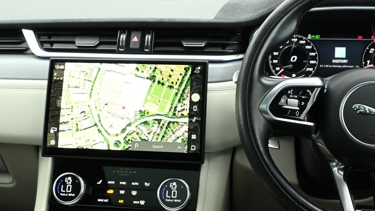 Jaguar F-PACE Image 15