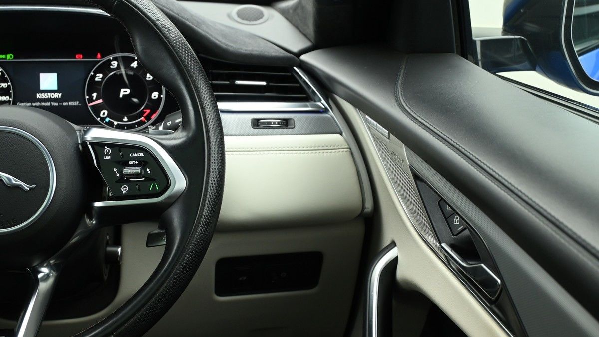 Jaguar F-PACE Image 16