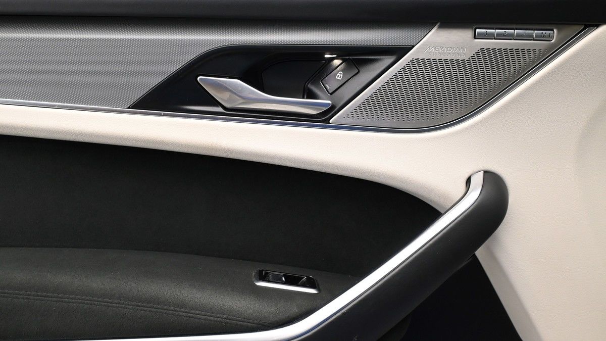 Jaguar F-PACE Image 13