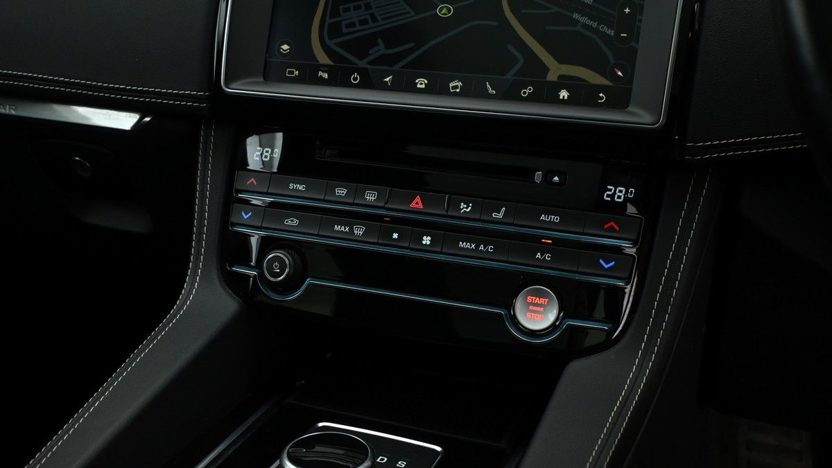 Jaguar F-PACE Image 12